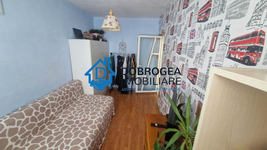 Apartament cu 3 camere semidecomandat, mobilat în Vest