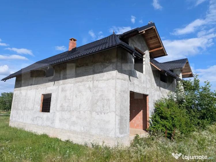 Casă cu 7 camere cu Teren 7500 Mp în Central