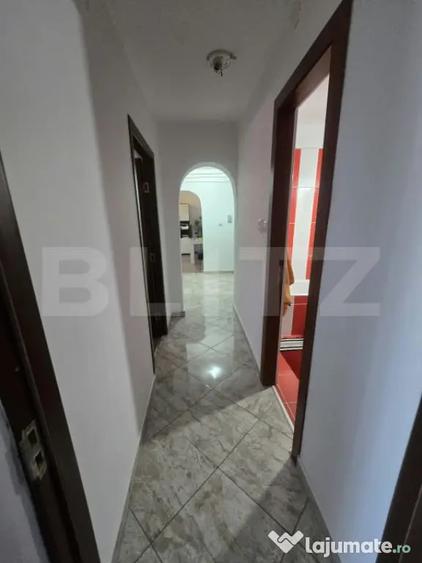 Apartament cu 3 camere decomandat în Micro 4