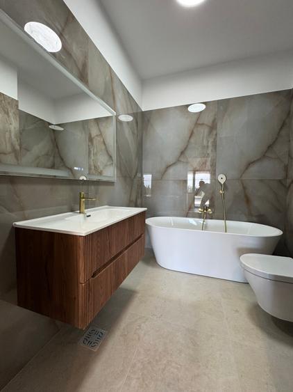Apartament cu 3 camere decomandat în Sisești