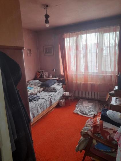 Apartament cu 3 camere semidecomandat în Pajura