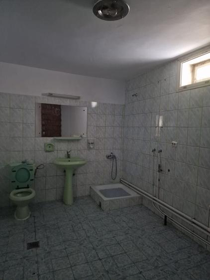 Casă individuală cu 6 camere cu Canalizare în Est