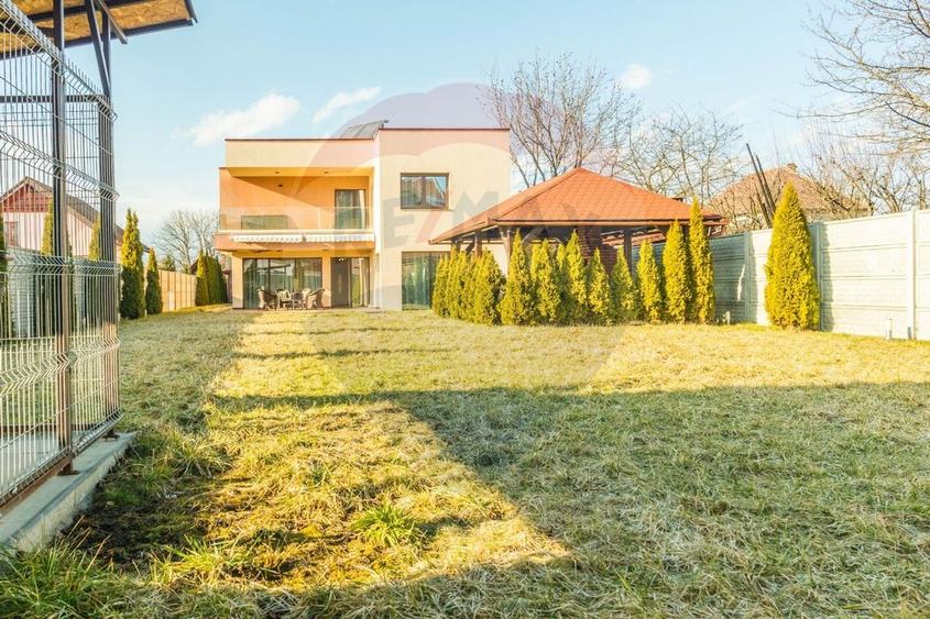 Casă individuală cu 6 camere cu Teren 1071 Mp în Central