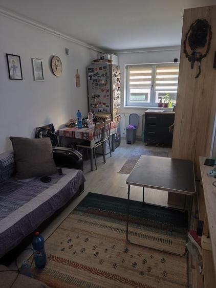 Apartament cu 3 camere semidecomandat în Cățelu