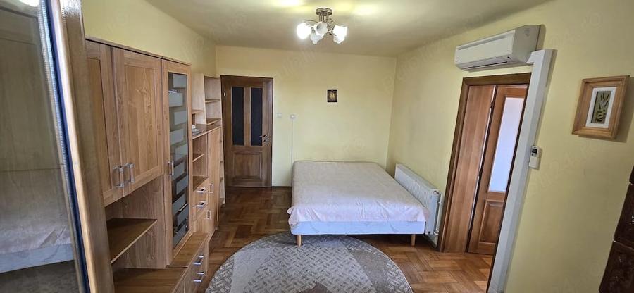 Apartament cu 3 camere semidecomandat în Central