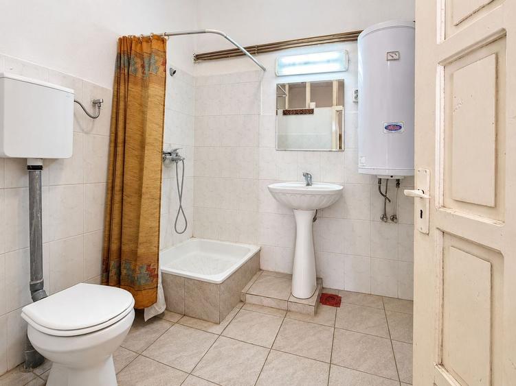 Casă individuală cu 3 camere cu Canalizare în Central