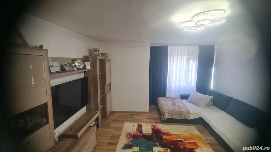 Apartament cu 3 camere decomandat în 1 Decembrie