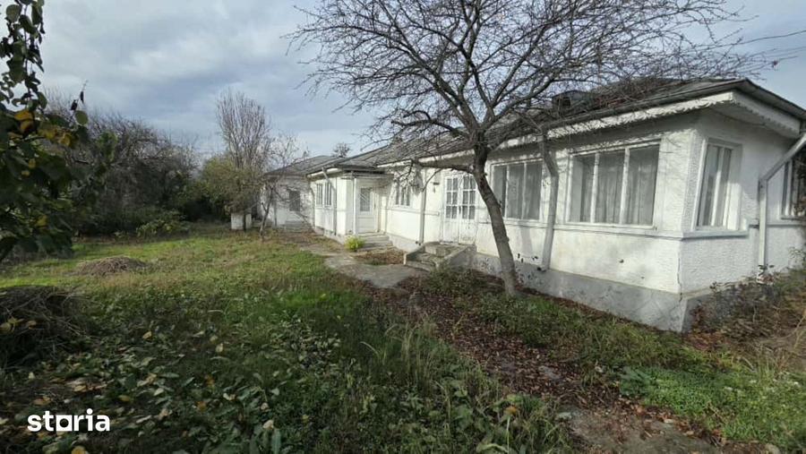 Casă cu 10 camere semidecomandat cu Teren 3200 Mp în Gologanu