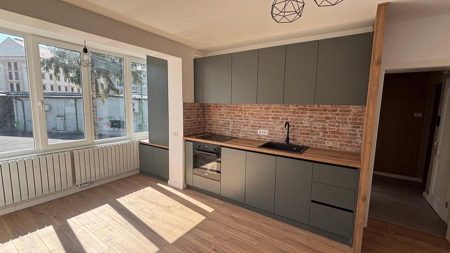 Apartament cu 3 camere semidecomandat, mobilat în Centrul Istoric