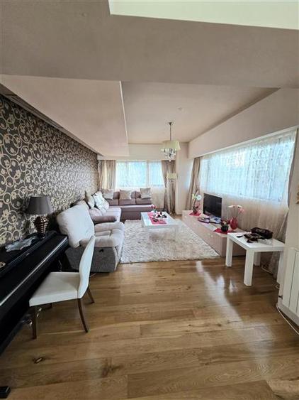 Apartament cu 3 camere semidecomandat, mobilat în Faleza Nord
