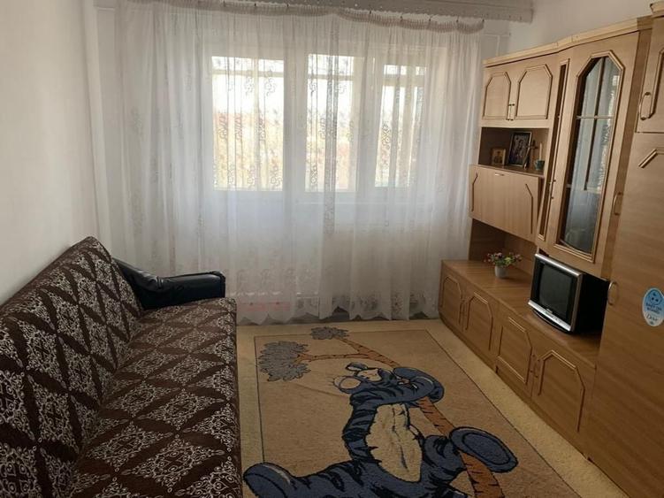 Apartament cu 3 camere semidecomandat, mobilat în Milcov
