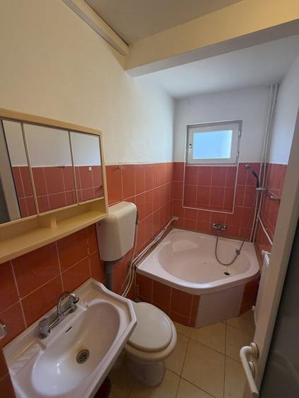Apartament cu 3 camere semidecomandat, mobilat în Nufărul