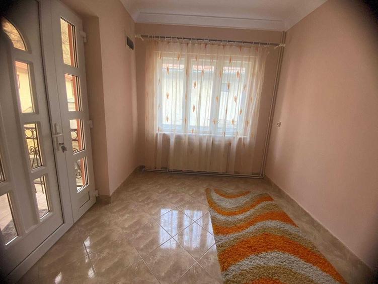 Casă cu 3 camere în Central