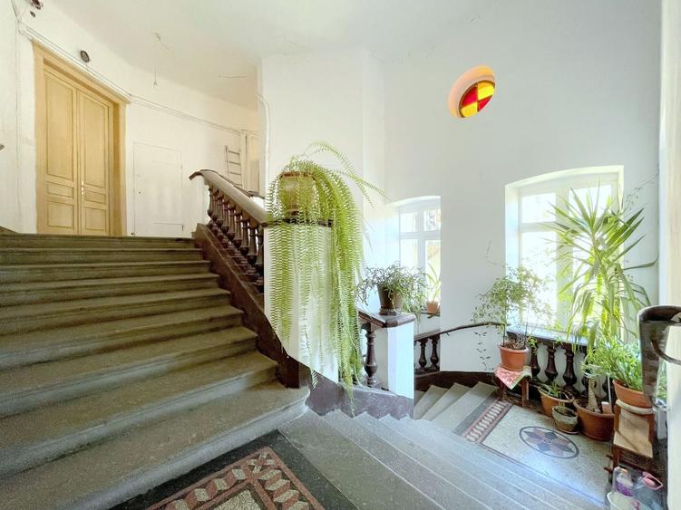 Apartament cu 3 camere semidecomandat, mobilat în Central