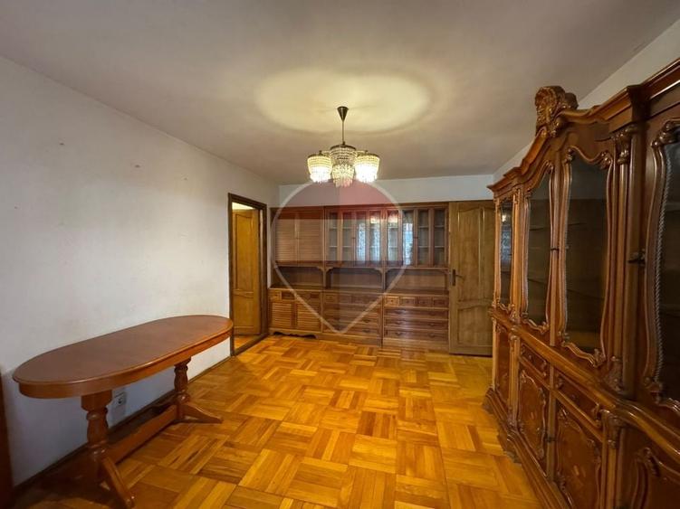 Apartament cu 3 camere semidecomandat, mobilat în Podgoria