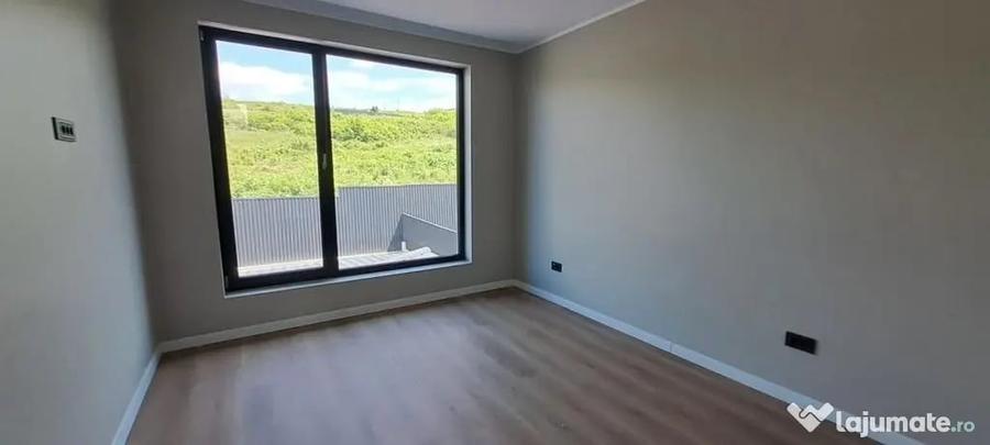 Casă cu 4 camere cu Teren 500 Mp în Vișani