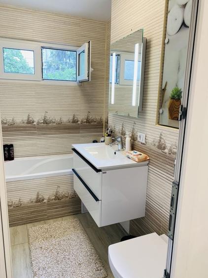 Apartament cu 3 camere semidecomandat în Podu Roș