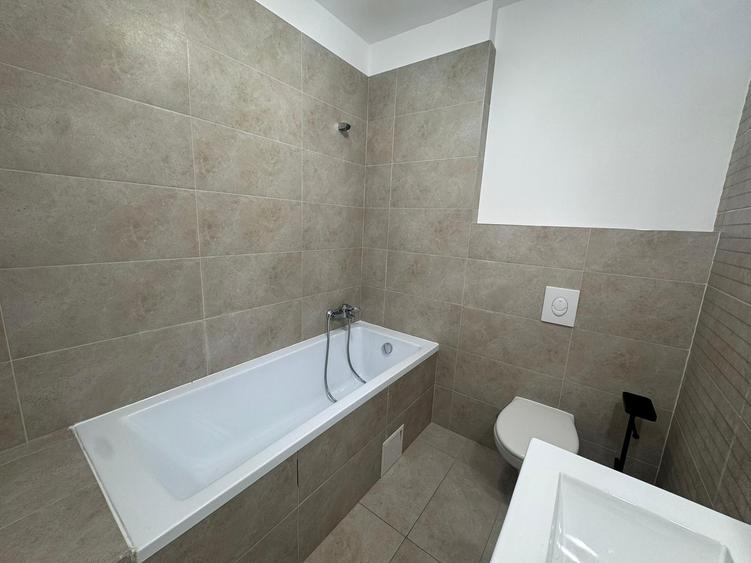 Casă cu 5 camere cu Teren 30 Mp în Pipera
