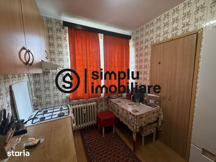 Apartament cu 3 camere semidecomandat în Calea București