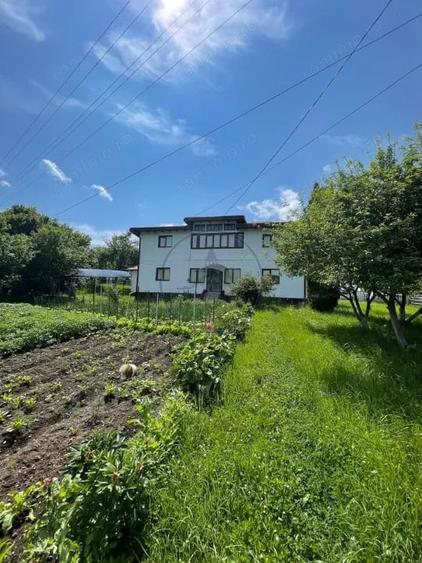 Casă cu 6 camere cu Teren 2000 Mp în Central