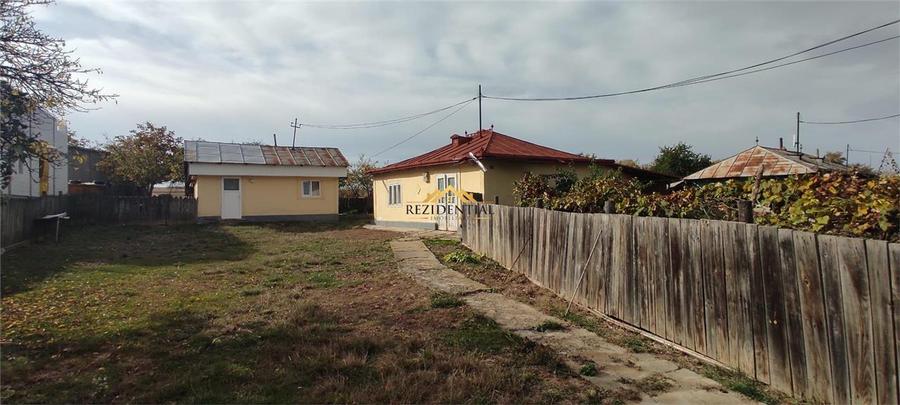 Casă individuală cu 2 camere cu Teren 2638 Mp în Curtești