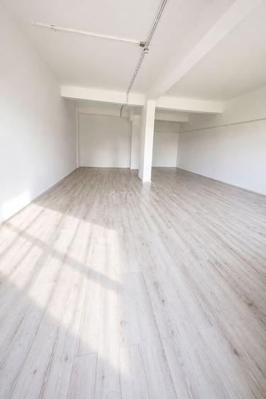 Spațiu comercial, de 80 mp, în Tractorul