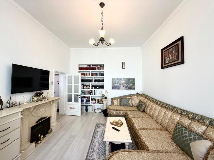 Apartament cu 3 camere semidecomandat în Universitate