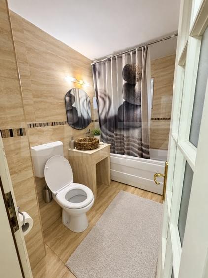 Apartament cu 3 camere semidecomandat, mobilat în Central