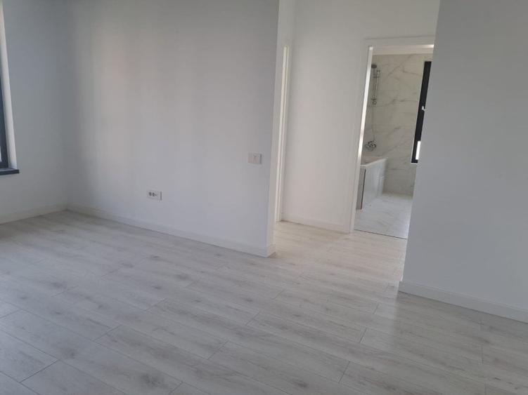 Apartament cu 3 camere nedecomandat în Aradului