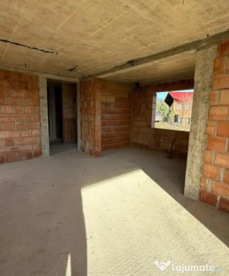 Casă cu 4 camere cu Teren 536 Mp în Groși