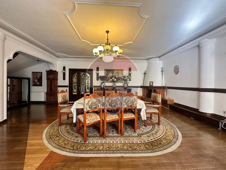 Casă individuală cu 8 camere cu Teren 488 Mp în Domenii