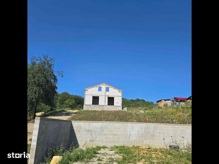 Casă cu 8 camere cu Teren 3100 Mp în Șoimuș
