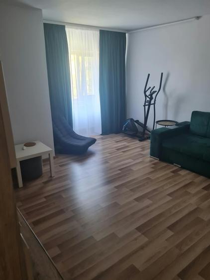 Apartament cu 3 camere decomandat în 1 Decembrie