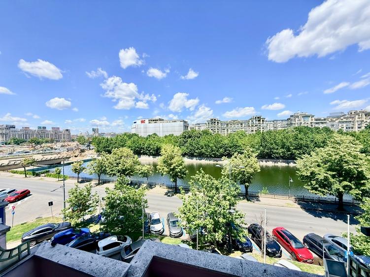 Apartament cu 4 camere decomandat în P-ța Unirii