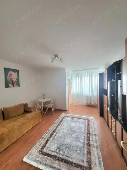 Garsonieră decomandată în Sud