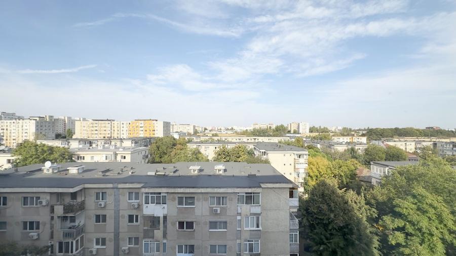 Apartament cu 3 camere semidecomandat în Rahova