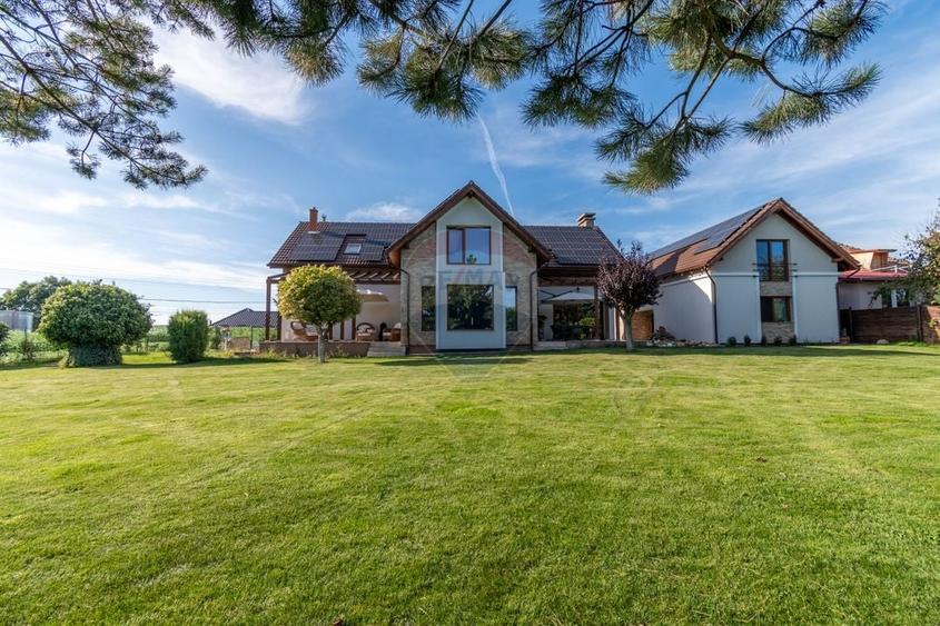 Casă individuală cu 9 camere cu Teren 2000 Mp în Feleacu