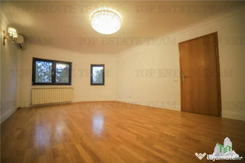 Casă cu 7 camere cu Teren 300 Mp în Central