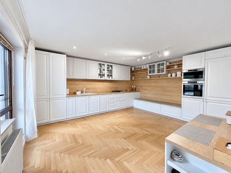 Apartament cu 3 camere în Băneasa