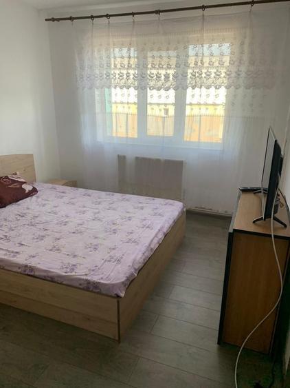 Apartament cu 3 camere semidecomandat, mobilat în Milcov