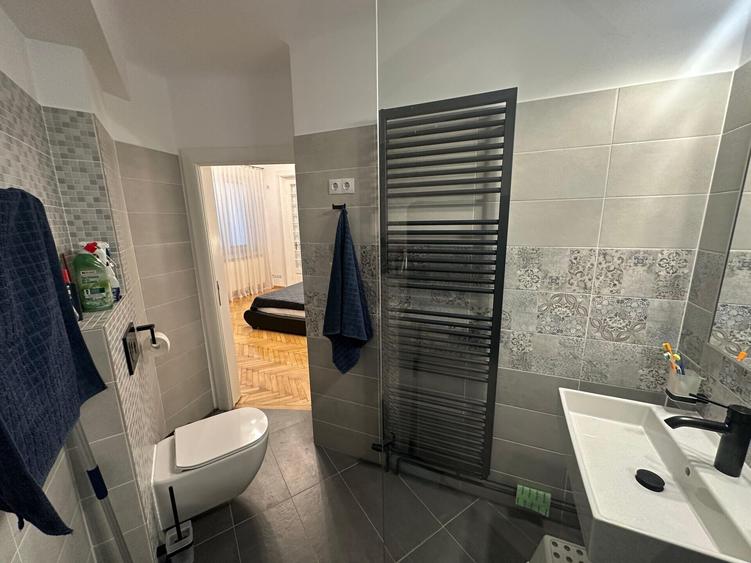 Apartament cu 3 camere semidecomandat în Unirii