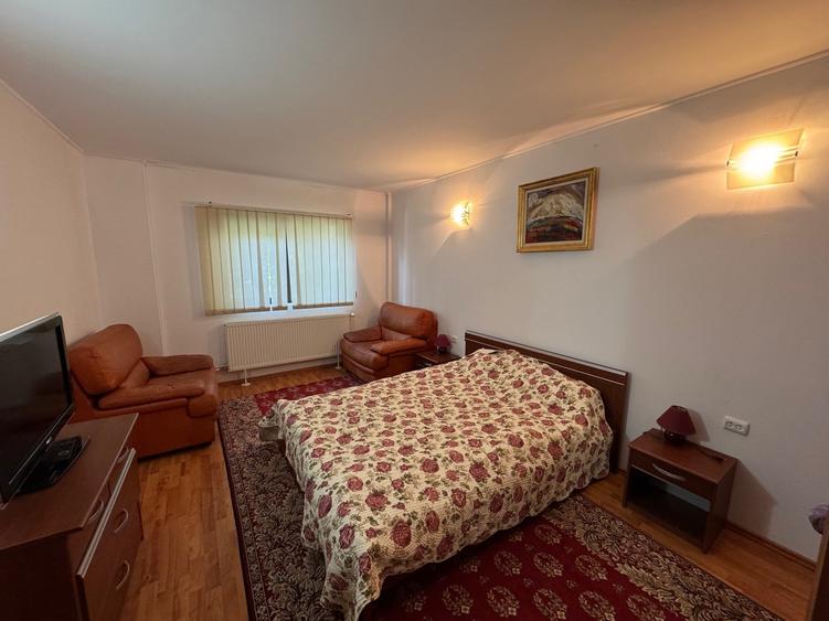 Casă individuală cu 8 camere cu Canalizare în Central