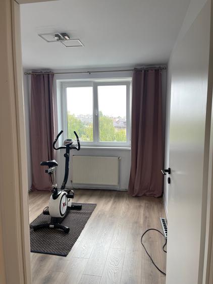 Apartament cu 4 camere semidecomandat în Astra