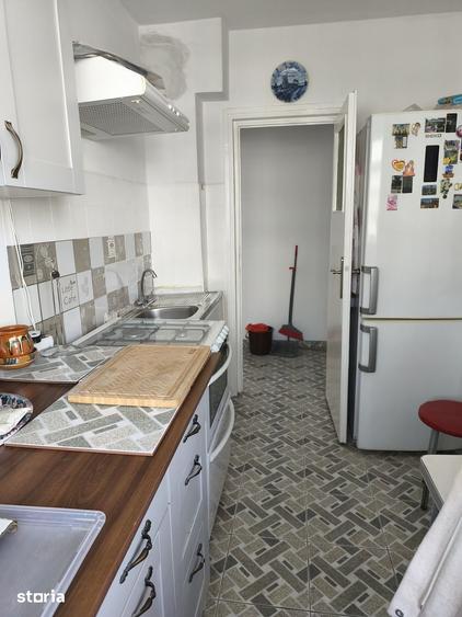 Apartament cu 3 camere semidecomandat în Crângași