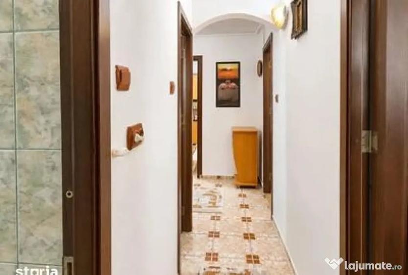 Apartament cu 3 camere decomandat în Rolast