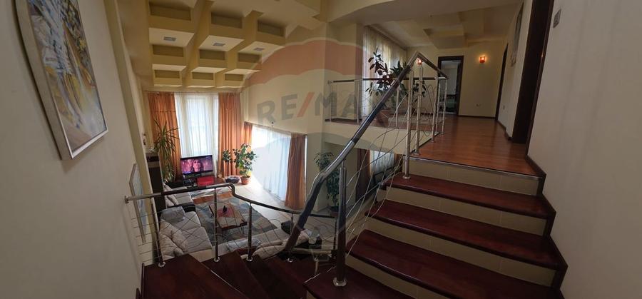 Casă individuală cu 7 camere cu Teren 1371 Mp în Nord-Est