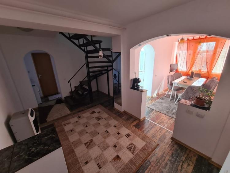 Apartament cu 4 camere decomandat, mobilat în Sărari