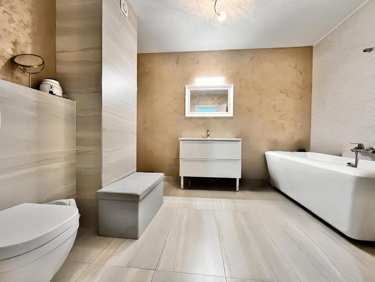 Penthouse cu 4 camere decomandat, mobilat în Noua