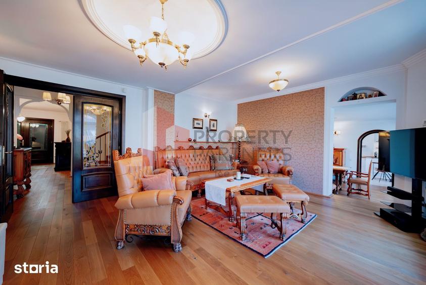 Casă cu 7 camere cu Teren 1250 Mp în IAR