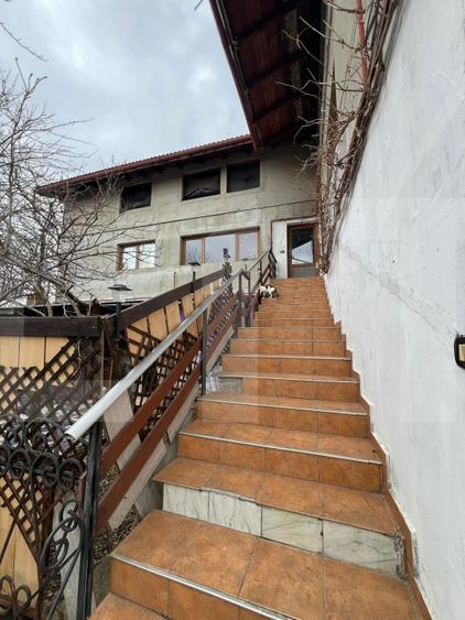 Casă individuală cu 10 camere cu Canalizare în Fratelia